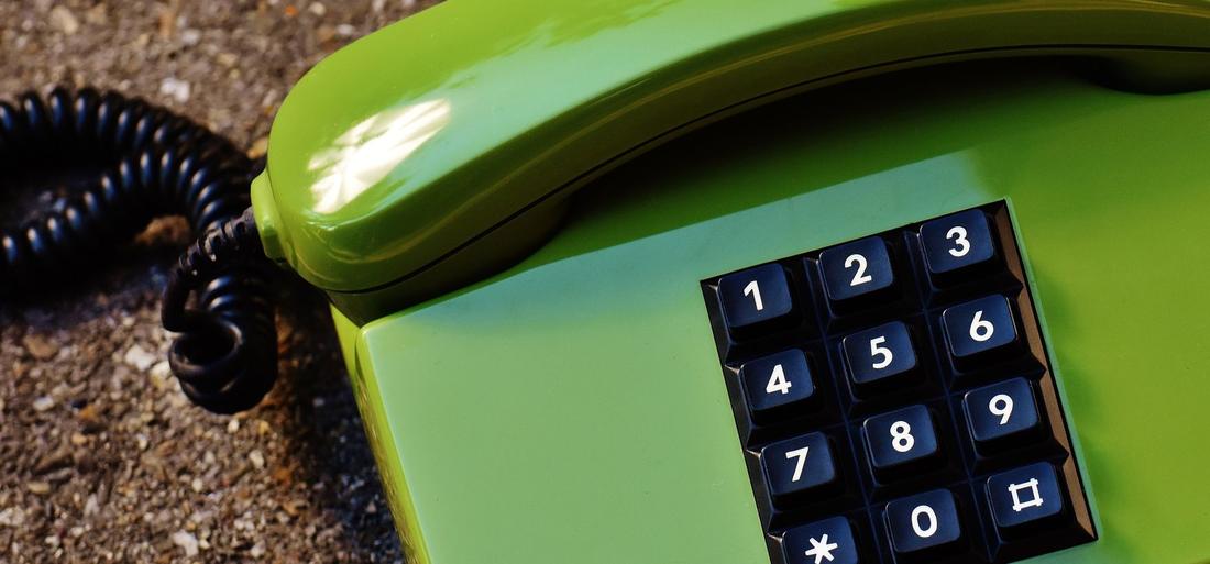 Die Tastatur eines Geldautomaten mit beleuchteten Zifferntasten und Funktionstasten