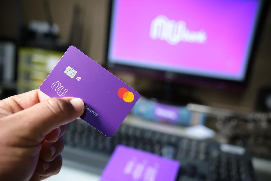 Eine Bankkarte mit sichtbarem EMV-Chip und Kontaktlos-Symbol auf einer hellen Tischplatte